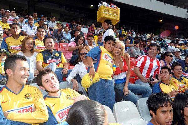 La sensual paraguaya convivió con la afición americanista. FOTO: ULISES BRAVO