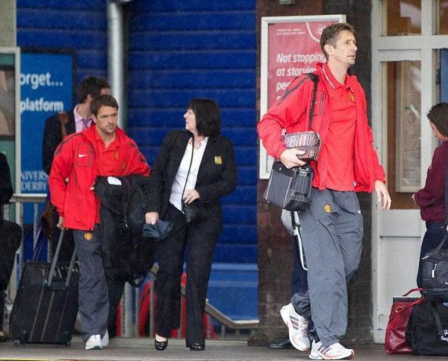 Edwin van der Sar y Michael Owen. FOTO: ESPECIAL RÉCORD