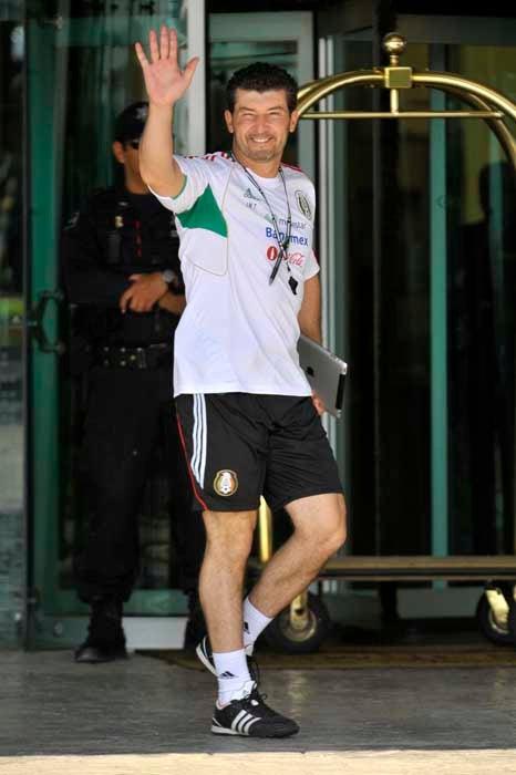 Chepo de la Torre saluda a los aficionados que se encontraban afuera del hotel. FOTO: DANIEL GÁMEZ