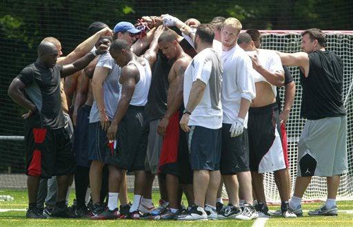 Jugadores de los Gigantes reunidos durante la práctica (FOTO: AP)