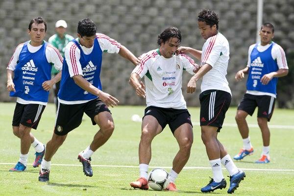 Aldo de Nigris disputando el esférico l MEXSPORT