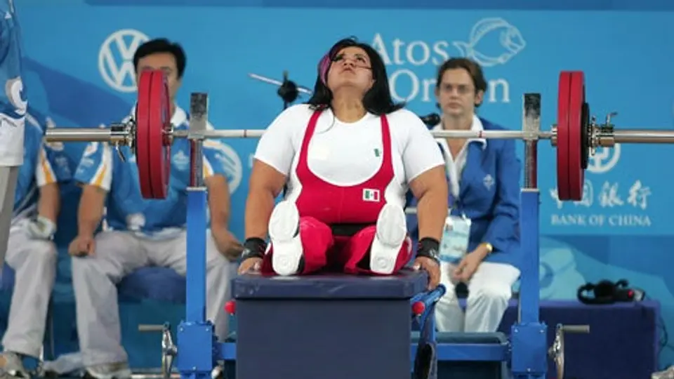 Perla Bárcenas se cuelga el bronce en halterofilia