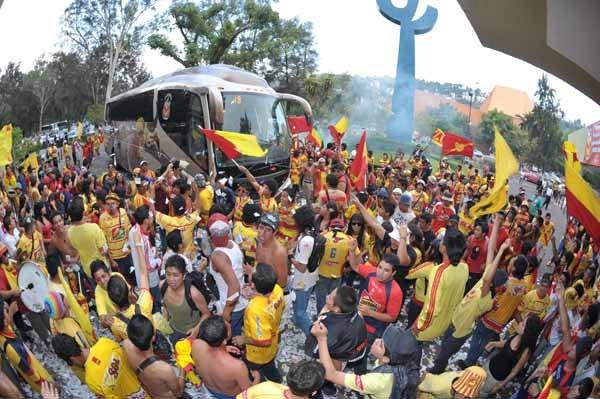 Los seguidores rodean el camión de Monarcas. FOTO: RICARDO FLORES