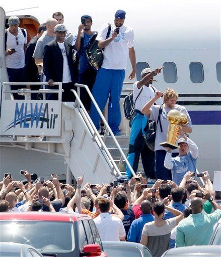 Dirk Nowitzki, el MVP cargó el trofeo. FOTO: AP