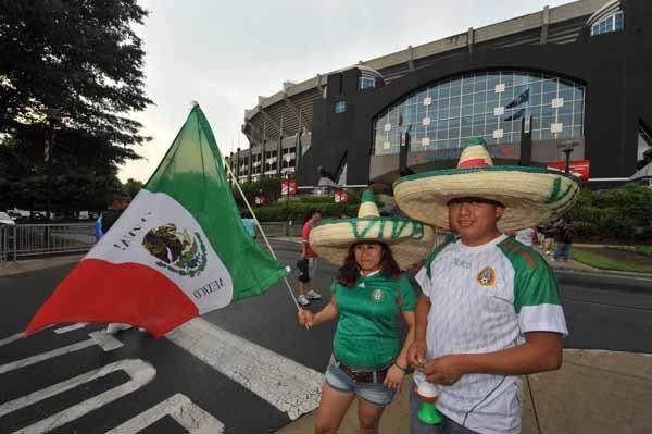 Las banderas y sombreros no podían falta. FOTO: ULISES BRAVO