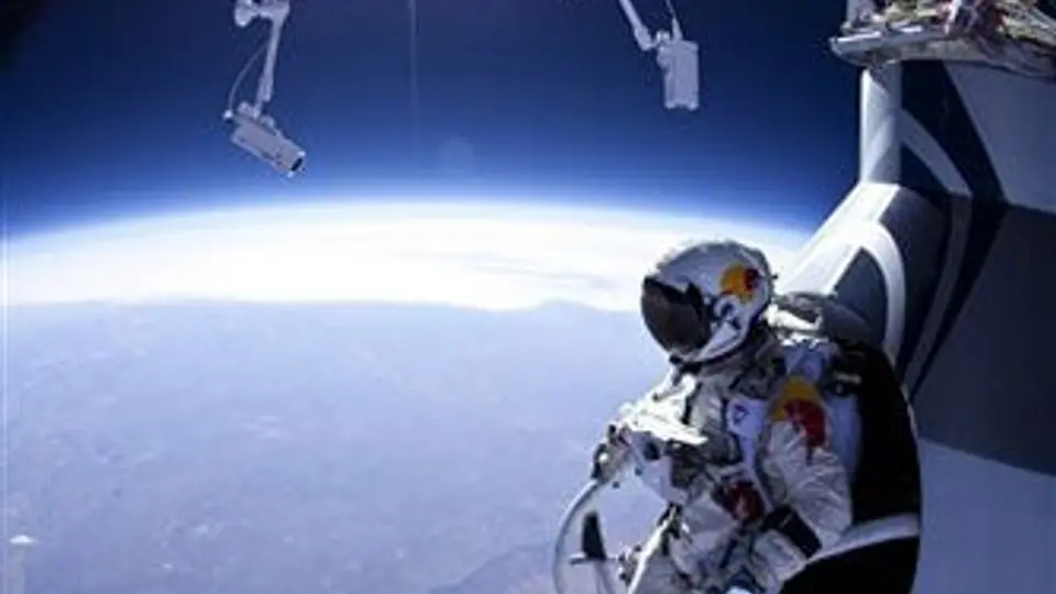 Posponen intento de Baumgartner de romper la barrera del sonido