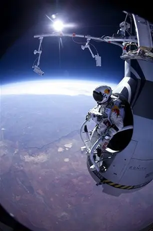 Posponen intento de Baumgartner de romper la barrera del sonido