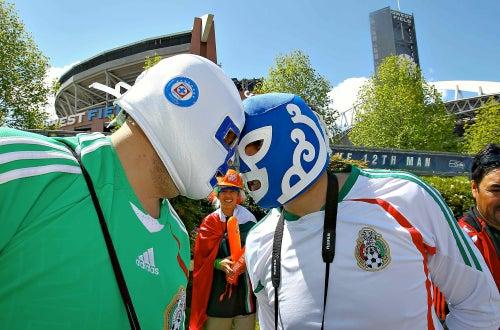 Los aficionados enmascarados dan el toque mexicano a los juegos de la Selección. FOTO: MEXSPORT
