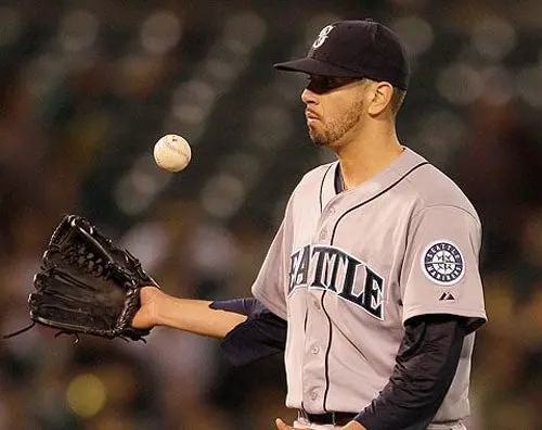 Oliver Pérez se queda en Seattle una campaña más