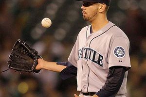 Oliver Pérez se queda en Seattle una campaña más