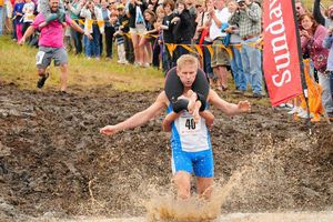 Gana 106 litros de cerveza por cargar a su esposa