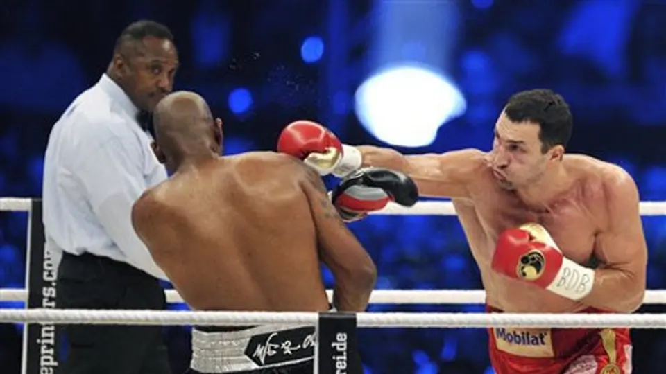 Retiene Klitschko títulos de 3 organizaciones