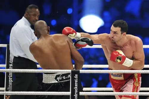 Retiene Klitschko títulos de 3 organizaciones