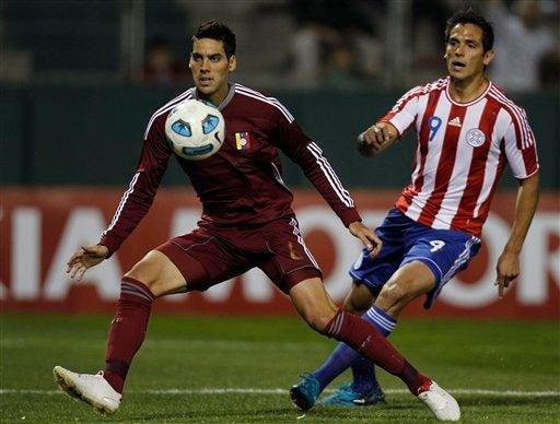 Gabriel Cichero y Roque Santa Cruz disputan el esférico. FOTO: AP