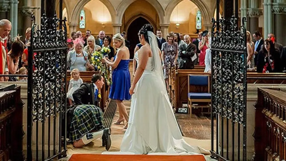 Detuvieron la boda para buscar el anillo