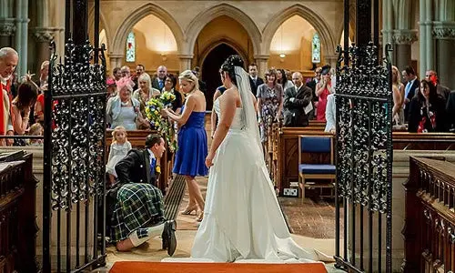 Detuvieron la boda para buscar el anillo
