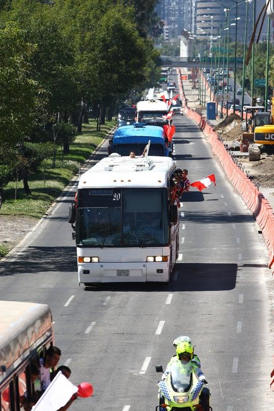 La porra de Chivas en su camino al Azteca. FOTO: ESTEBAN LÓPEZ
