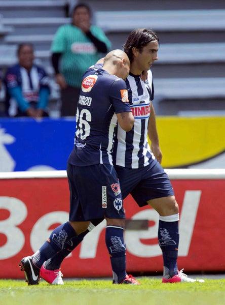 Aldo de Nigris aprovechó un titubeo Víctor Hernández y remató entre dos defensas | MEXSPORT
