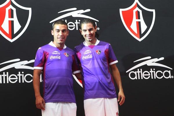 El tercer uniforme de Atlas destacó por el color morado | EVA BECERRA