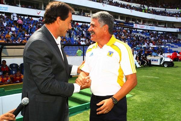 Los técnicos se saludaban afectuosamente. FOTO: ESTEBAN LÓPEZ