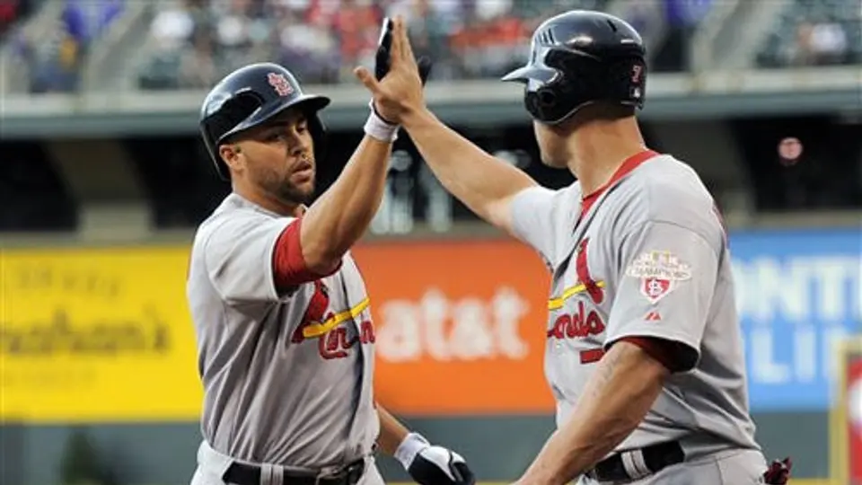 Holliday brilla en triunfo de Cardenales