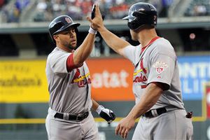 Holliday brilla en triunfo de Cardenales