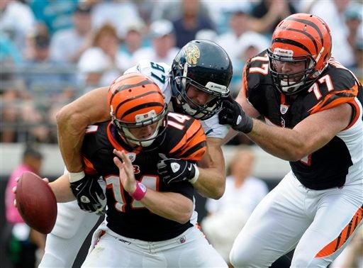 Andy Dalton es interceptado por John Chick. FOTO: AP