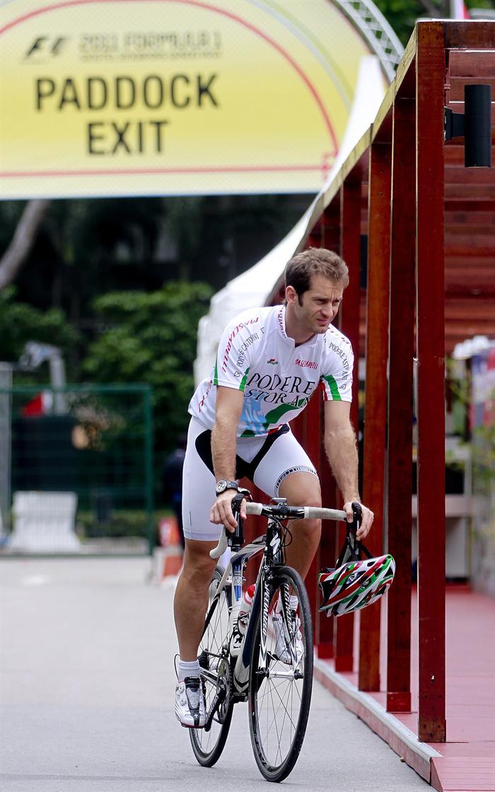 Jarno Trulli de Lotus llega en bicibleta al Paddock en Marina Bay. FOTO: EFE
