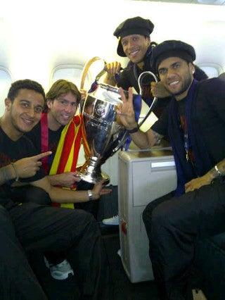 Los jugadores posteron fotografías con el trofeo. FOTO: FACEBOOK