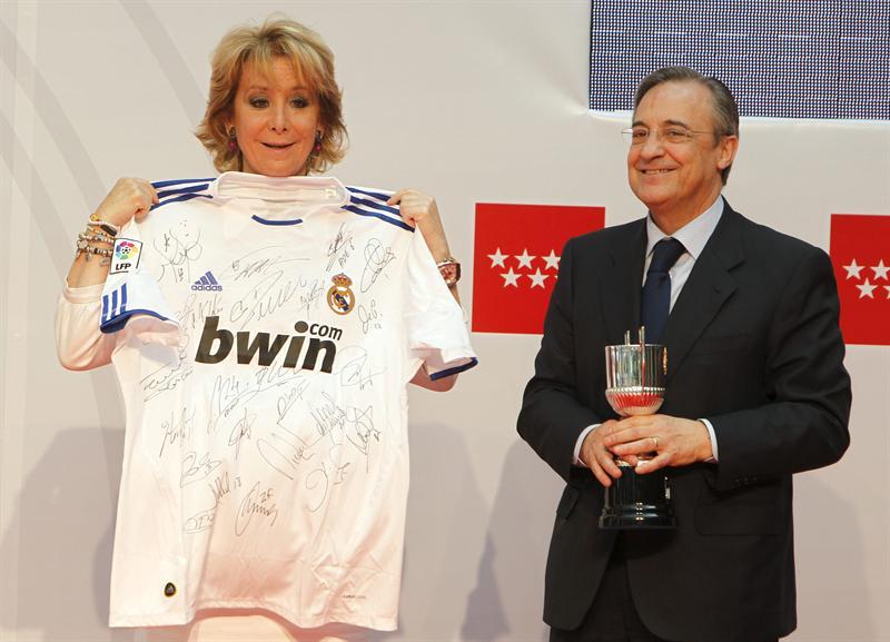 Esperanza Aguirre recibió el jersey con las firmas de los jugadores (FOTO: EFE)