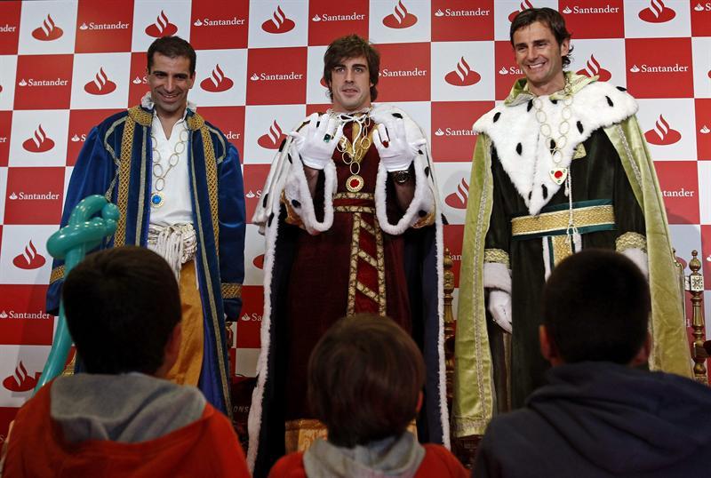 Alonso con los pilotos Marc Gené y Pedro de la Rosa. FOTO: EFE