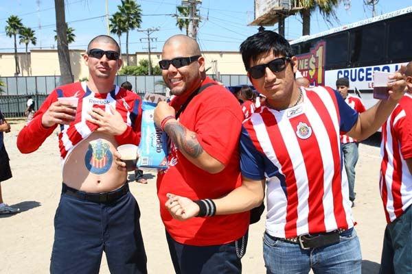 Aficionados Chivas llegaron a Tijuana. FOTO: ESTEBAN LÓPEZ