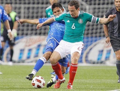 Gerardo Torrado controla el esférico ante Andres Alexander Flores. FOTO: AP