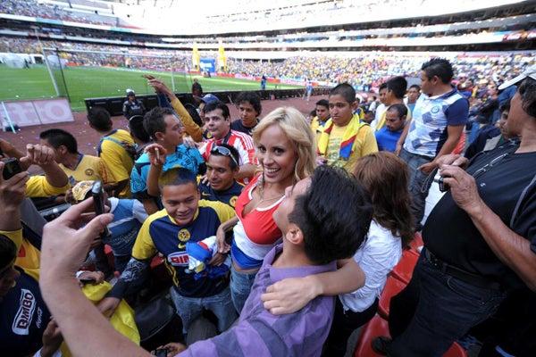 Por momentos la guaraní le robó la atención a lo sucedido en la cancha. FOTO: ULISES BRAVO