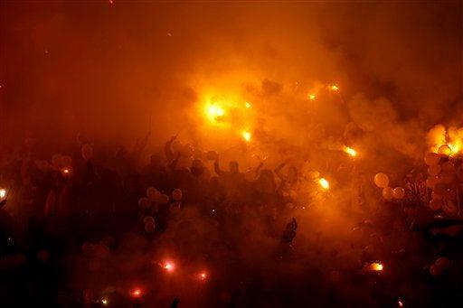 Las barras incendian el ambiente en gradas. FOTO: AP