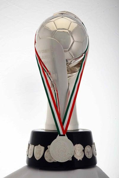 El trofeo del subcampeón es ligeramente más pequeño. FOTO: MEXSPORT)
