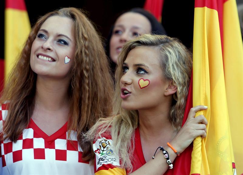 Bellezas croatas y españolas juntas en el estadio l EFE