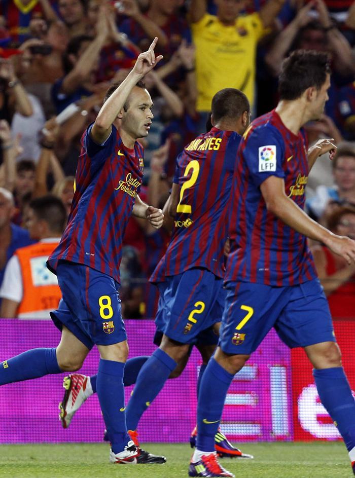 Barcelona festeja el primer tanto marcado por Iniesta. FOTO: EFE