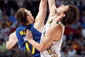 Real Madrid aplasta al Barcelona y acaricia el título