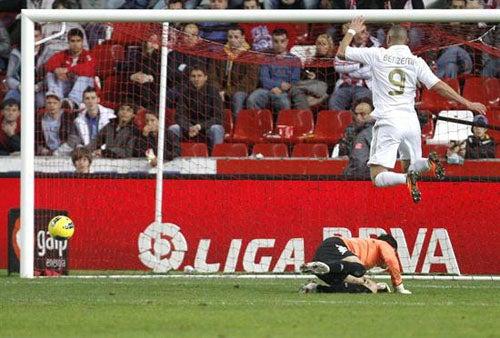 Benzema salta para librar la salida del portero del Gijón | EFE