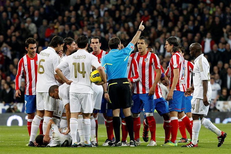 Los Colchoneros se quedaron con 10 hombres. FOTO. EFE