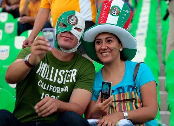 Las gradas se llenaron de los colores patrios. FOTO: ÓSCAR RAMÍREZ