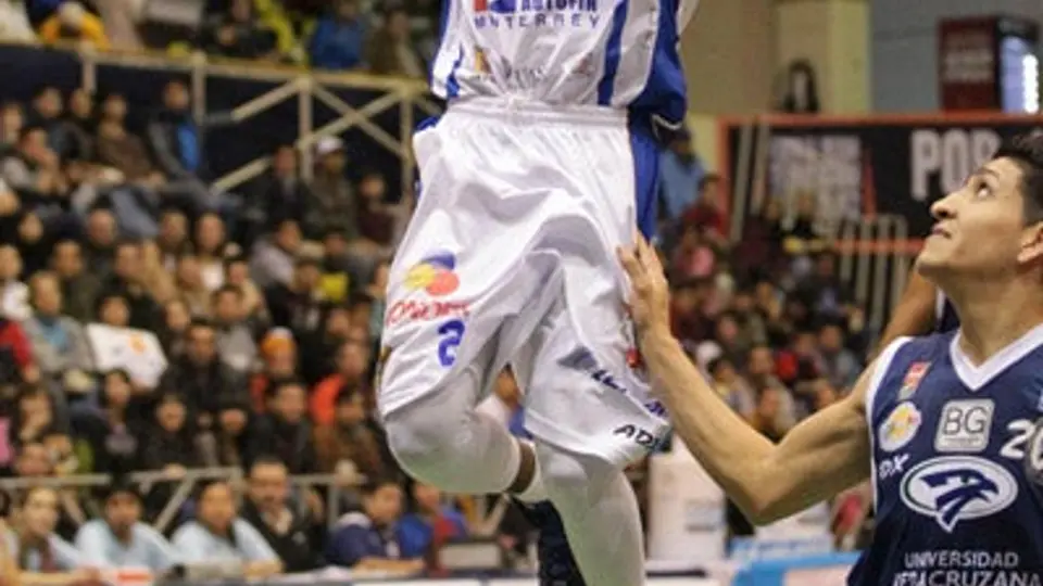 Triunfo de Fuerza Regia con  golpes