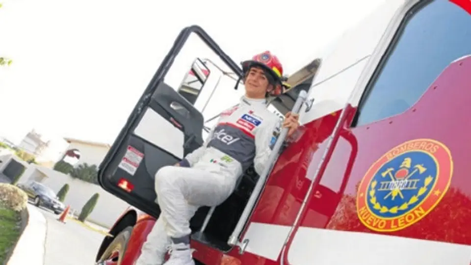 Esteban Gutiérrez se viste de bombero