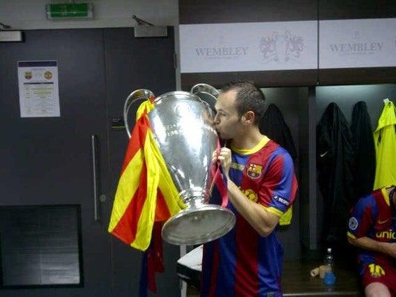 Iniesta besó el trofeo. FOTO: FACEBOOK