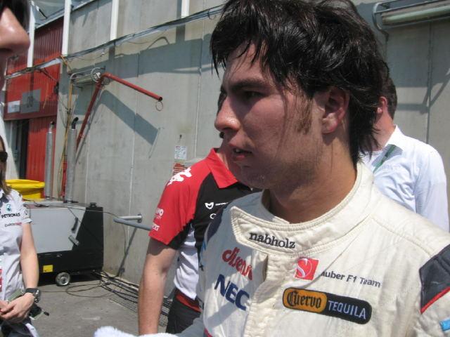 Checo Pérez logró sumar dos puntos tras llegar en el noveno puesto. (FOTO: TWITTER CÉSAR HERRERA)