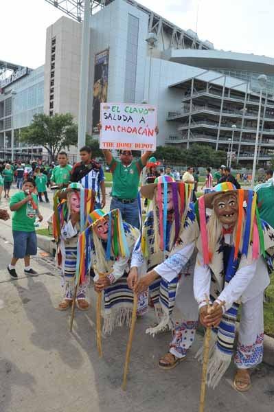 Aficionados convivieron a los alrededores del estadio. FOTO: ULISES BRAVO