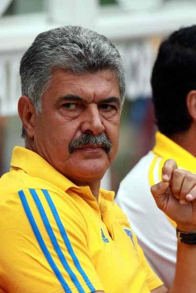 El 'Tuca' Ferretti mira desde el banquillo las acciones (FOTO: MEXSPORT)