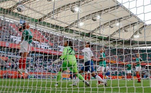 Las jugadoras mexicanas se enfrentan a su similar de Inglaterra en su primer duelo del torneo. FOTO: AP