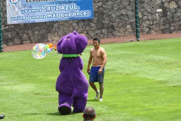 Después de las bromas una botarga de elefante morado llegó hasta el jugador. FOTO: ESTEBAN LÓPEZ